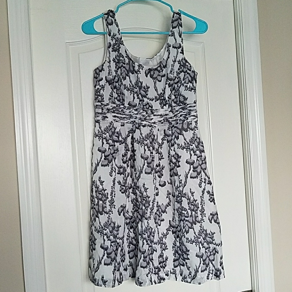🌺LOFT beautiful gray & white floral design dress